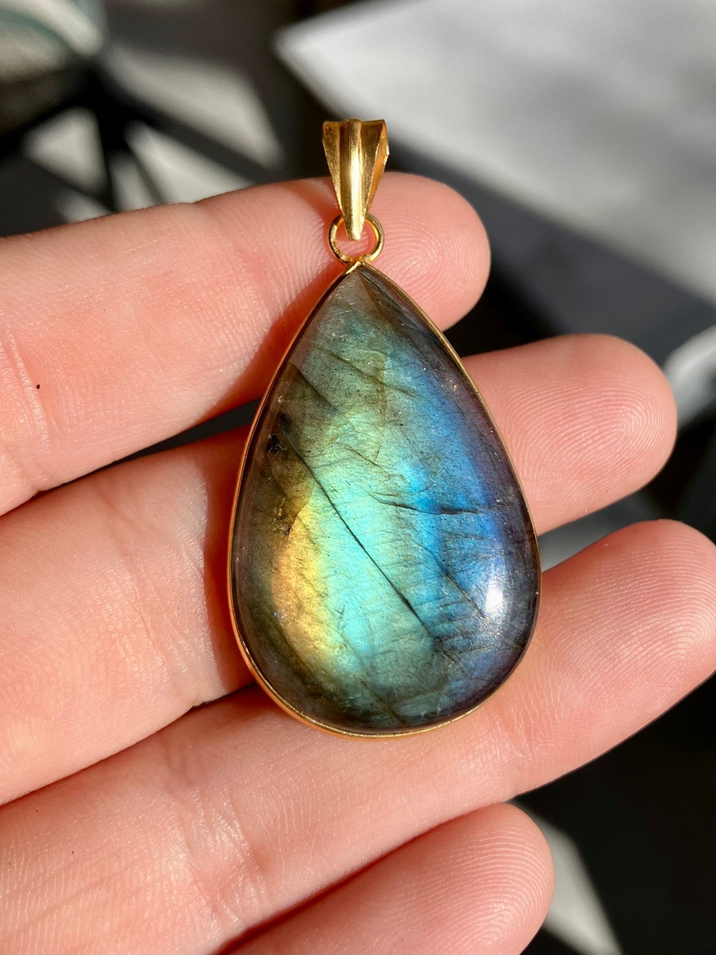 Labradorite Flash Pendant – Individual Pick