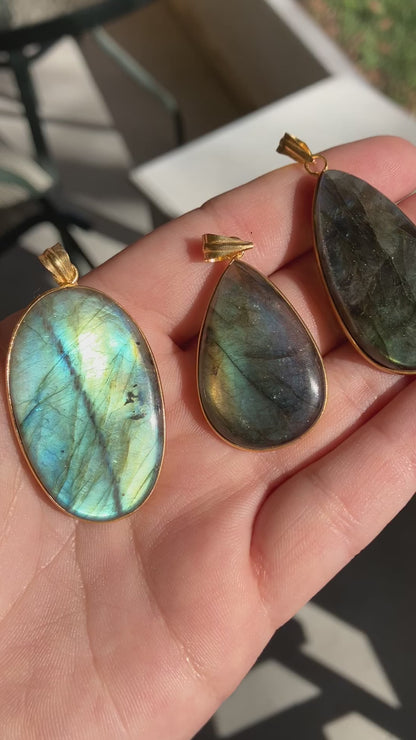 Labradorite Flash Pendant – Individual Pick